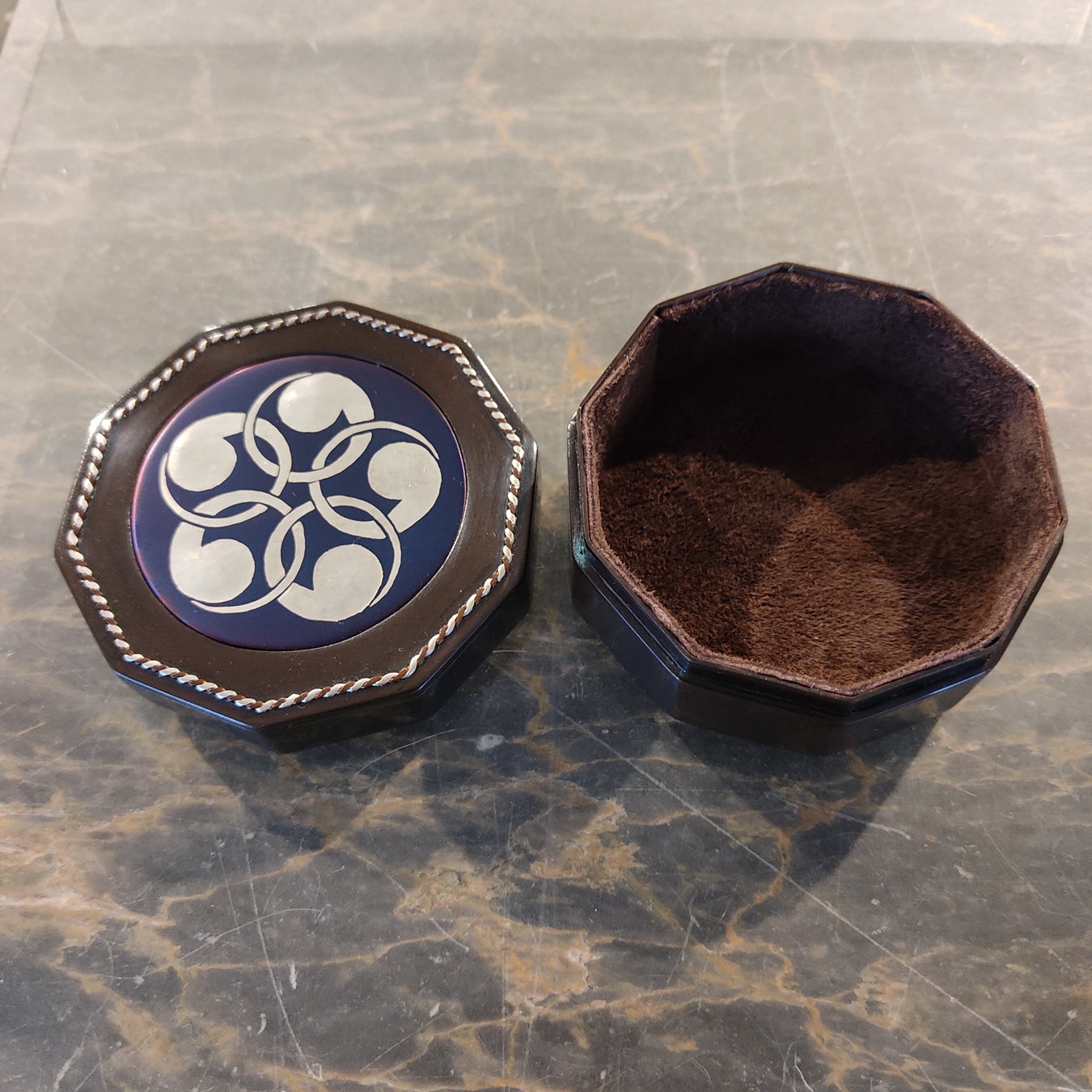 Incense case inlaid with five gold rings and Tomoe pattern