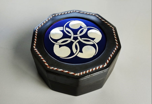 Incense case inlaid with five gold rings and Tomoe pattern